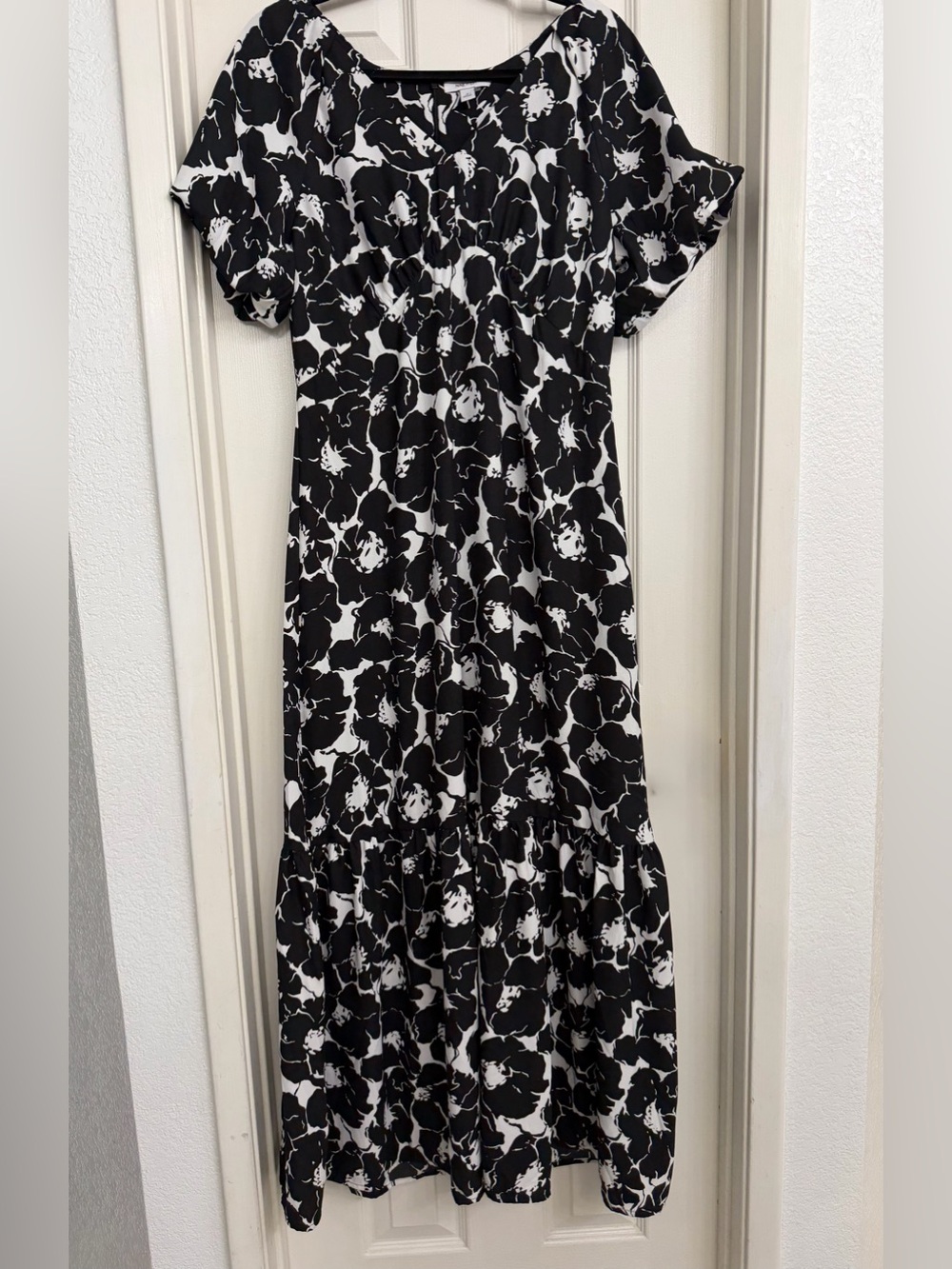 7180 Nine West Black and White Floral Maxi Dress Size S